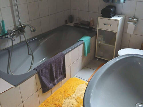 Bad mit Wanne und Dusche - 