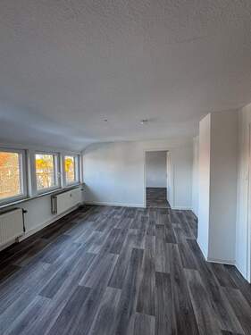Wohnzimmer Bild 1 - Einladende 4-Zimmer Dachgeschosswohnung