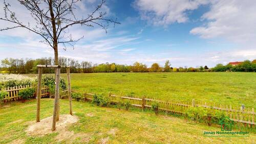 Garten mit angrenzender Wiese - 