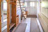 EG Eingangsflur mit Treppe zum Dachgeschoss - 