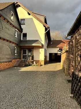 Garagenzufahrt - 1 Zimmer Mehrfamilienhaus, Wohnhaus in Münchhausen