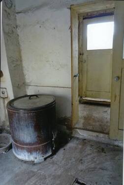 ehemalige Waschküche-Tür führt zum Garten - 