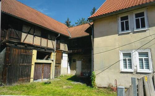 Teilansicht Wohnhaus mit Scheune - 1 Zimmer Mehrfamilienhaus, Wohnhaus in Themar