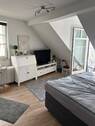 Wohnzimmer/Schlafzimmer mit Balkonzugang - 2 Zimmer Etagenwohnung zum Kaufen in Bad Salzschlirf