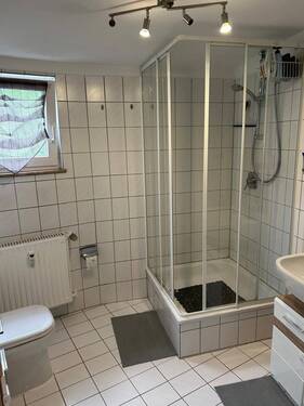 Badezimmer mit Dusche und Tageslicht - 