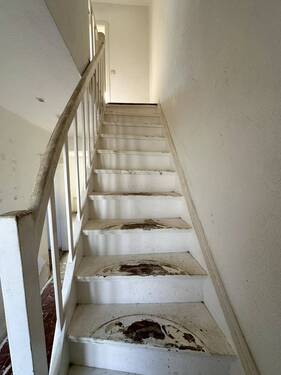 8 Treppe zum Obergeschoss - 