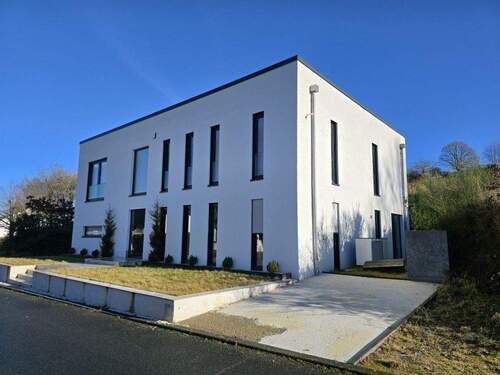 Vorderansicht 1 - 'Modernes Wohnen neu gedacht - Exklusives Einfamilienhaus am Ortsrand von Balesfeld!