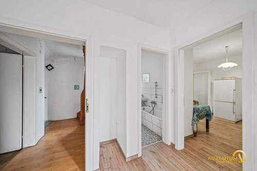 Flur - Etagenwohnung mit 95,40 m&sup2; in Abensberg zum Kaufen