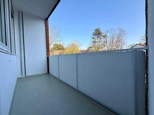 Balkon von Schlafzimmer - 2 Zimmer Etagenwohnung zur Miete in Frankfurt am Main