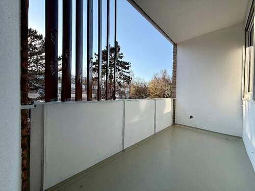 Balkon vor Wohnzimmer - Etagenwohnung mit 54,00 m&sup2; in Frankfurt am Main zur Miete