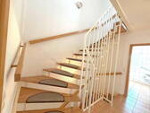 Offene Holztreppe zum DG - 