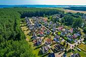 Blick über die Ferienhaussiedlung zum Jasmunder Bodden - 