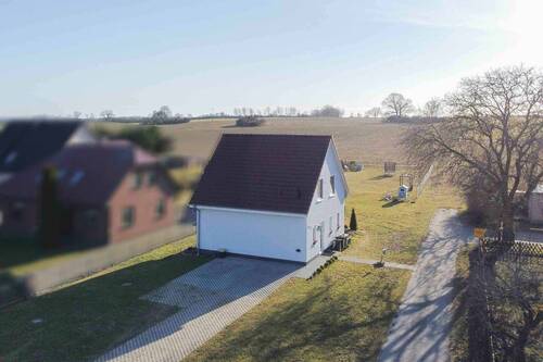 Ansicht Straßenseite (Nordost) - 4 Zimmer Einfamilienhaus in Feldberger Seenlandschaft