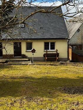 Hausansicht vorne - 5 Zimmer Doppelhaushälfte zum Kaufen in Neuhausen