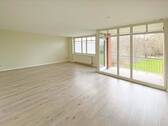 Wohnzimmer mit großer Glasfront und Tür zum Balkon - Etagenwohnung mit 87,60 m² in Stade zum Kaufen