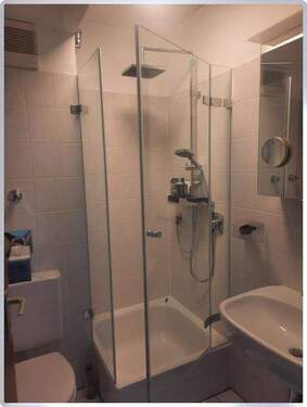 Bad mit Duschkabine - 