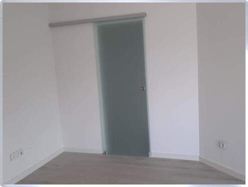 Türe zur Kleiderkammer - 