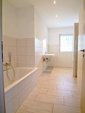 Bad mit Wanne und Dusche - 