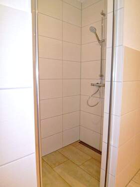 Bad mit Wanne und Dusche - 