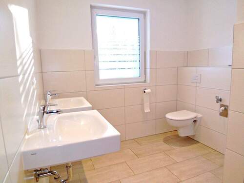 Bad mit Wanne und Dusche - 