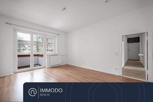 Großes Wohnzimmer mit Balkon-Zugang - ?? Familien-Traum im Herzen Lankwitz - Charmante 3 Zi mit Süd-Balkon & Blick in den Garten