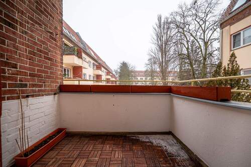Balkon mit Blick in den Garten - 
