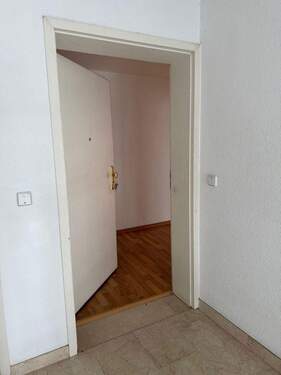 Wohnungseingangstür - Schicke drei Zimmer, Küche, Bad mit Balkon