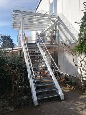 Treppe zur überdachten DT Ost - Reihenendhaus mit 161,10 m&sup2; in Fürstenfeldbruck zum Kaufen