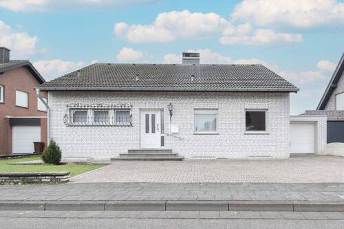 Hausvorderansicht - Die Sonne genießen: Gepflegtes EFH mit idyllischem Sonnengarten in Vorstadtlage