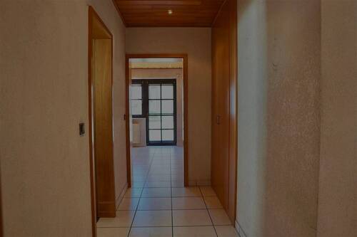 EG Flur Richtung Bad und Schlafzimmer - 