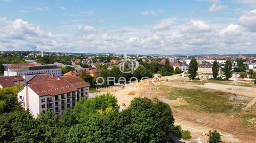 Außenansicht - Fast wie zwei Zimmer: Clever geschnittene Maisonette mit Balkon & Parkblick