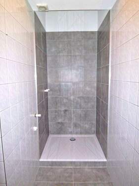 Bad mit Dusche - 