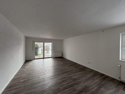 Wohnzimmer mit direktem Zugang zur Terrasse - 2 Zimmer Etagenwohnung zur Miete in Thedinghausen