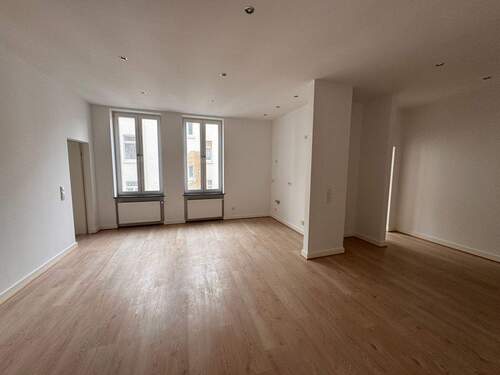 Wohn- und Essbereich - Renovierte 2-Zimmer Wohnung mit EBK in Wiesbaden