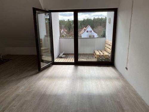 Wohnzimmer mit Dachloggia - Etagenwohnung mit 70,00 m&sup2; in Schwabach zur Miete