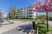 Hausansicht - FBC - Wohnen in ruhiger Lage - 3-Zimmer-Wohnung (1. OG) mit Balkon und 2x TG