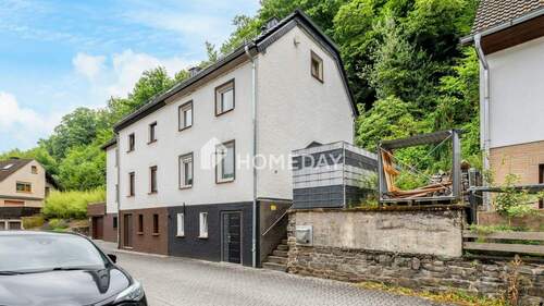 Außenansicht 3 - Modernisierte Doppelhaushälfte in Hanglage mit großer Terrasse und Garten