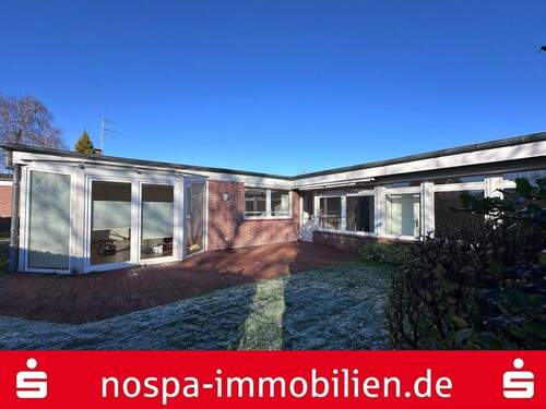 Hausansicht - Wohnen auf einer Ebene in Nordfriesland - Reihenendhaus mit Gartenanteil und neuer Heiztechnik