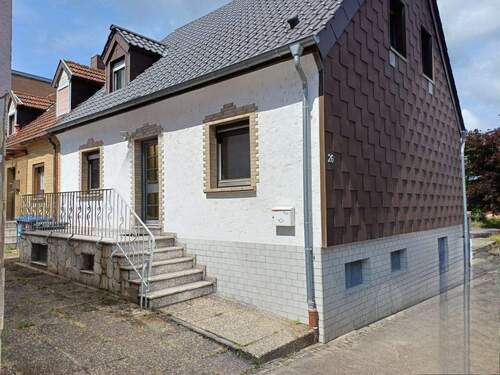 Ansicht mit Balkon und Garage - 3 Zimmer Einfamilienhaus in Sankt Ingbert