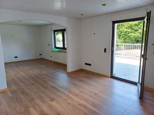 großes Wohn-Esszimmer mit Zugang Balkon - 
