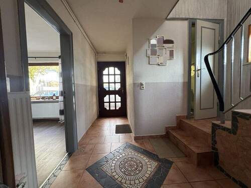 Eingangsbereich / Flur - 4 Zimmer Einfamilienhaus in Burg