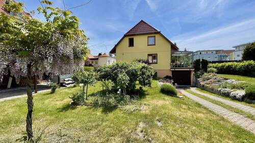 Vorgarten, Einfahrt zur Garage - Einfamilienhaus mit 122,00 m² in Dresden zum Kaufen