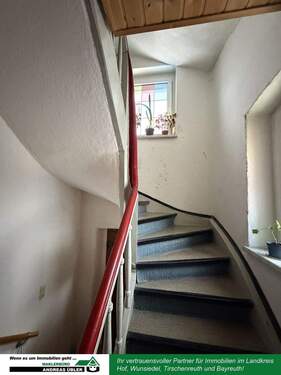 Treppe OG - 6 Zimmer Mehrfamilienhaus, Wohnhaus in Schirnding