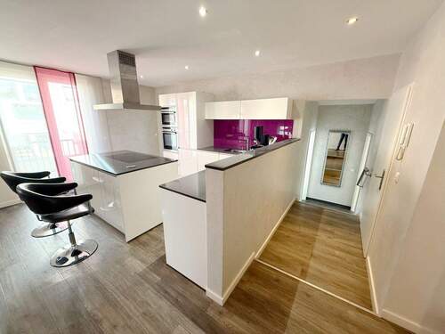 Küche mit Kochinsel - 3 Zimmer Etagenwohnung zum Kaufen in Reichenbach an der Fils