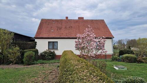 Wohnhaus mit großer Gartenfläche Ostseite - 4 Zimmer Mehrfamilienhaus, Wohnhaus zum Kaufen in Utzedel