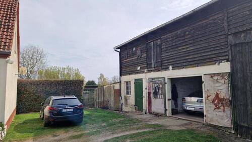 Garage und Stellplätze - 