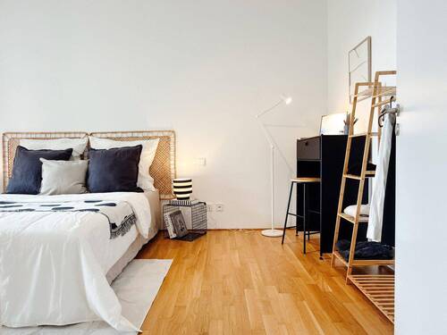Schlafzimmer mit Arbeitsbereic - 
