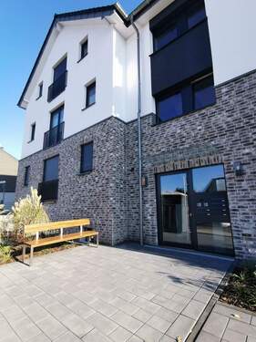 Hausansicht Eingang.jpg - Neubau 4 Z. EG mit Tiefgarage, Aufzug und Gartenanteil!