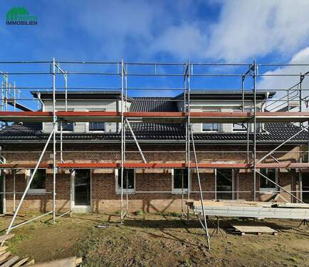 Westseite - 25885 Ohrstedt. Doppelhaus. Neubau. KFW 40. 10 Zimmer, 4 Bäder, 2 x Photovoltaik, 2 Luftwärmepumpen