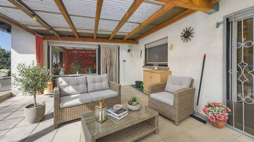 Terrasse mit KI möbliert - 